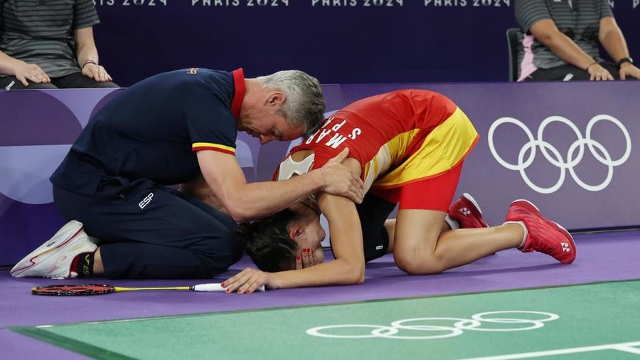 橄榄球明星选手受伤退赛，引发热议