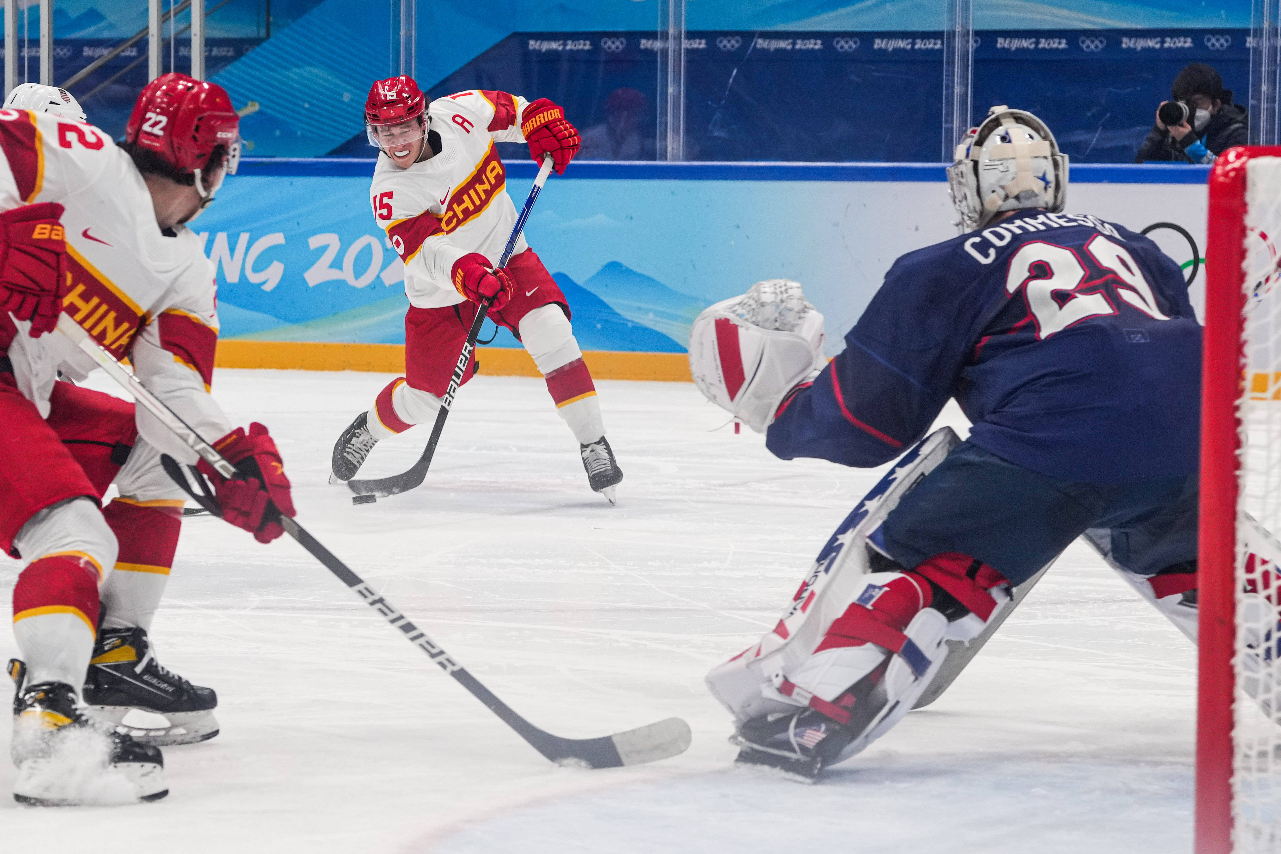 冷门频出！冰球战况跌宕起伏