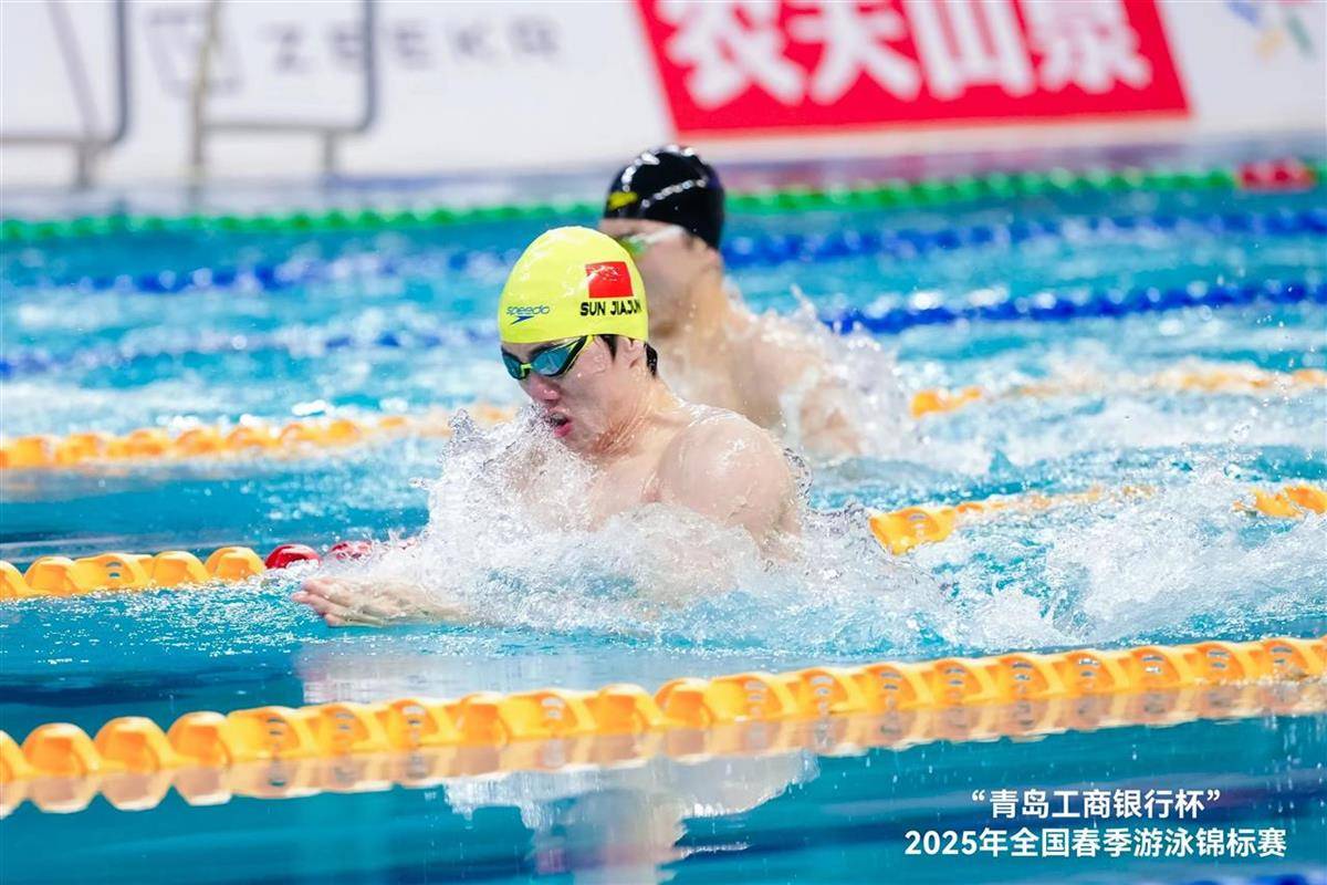 游泳惊险逆转取胜，粉丝狂欢不已