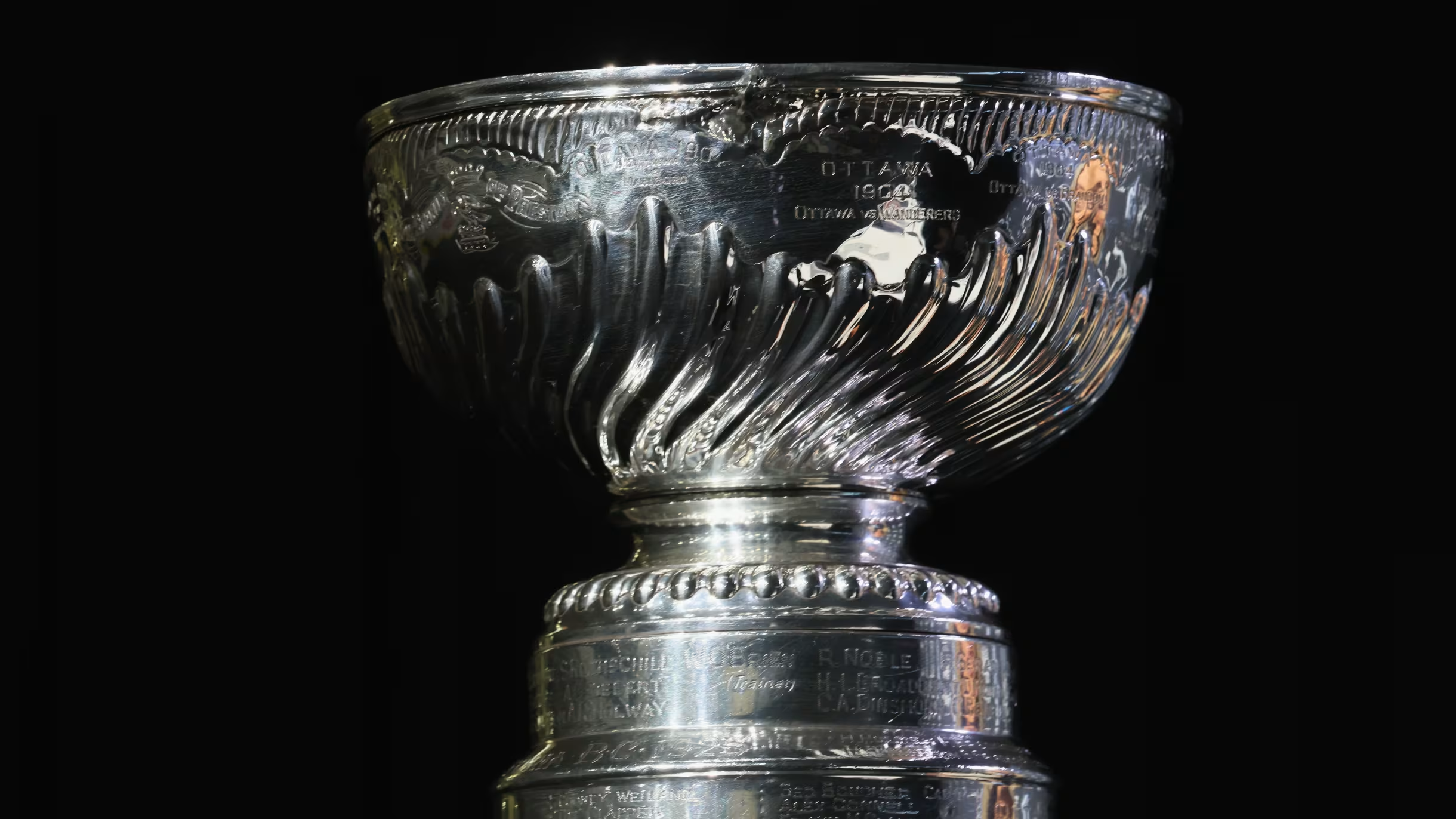 冰球选手发挥出色，荣膺最佳MVP的简单介绍