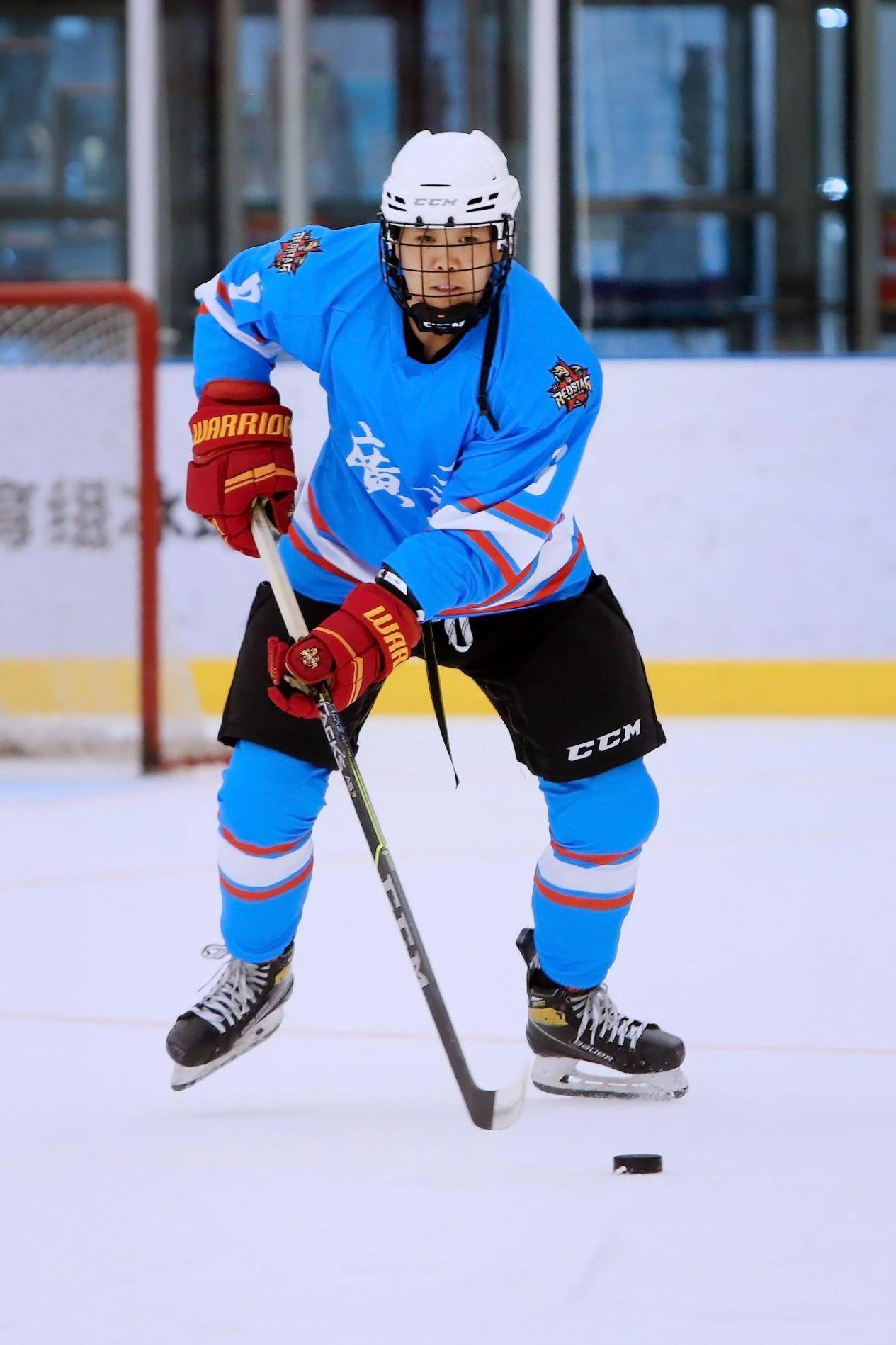 冰球选手发挥出色，荣膺最佳MVP的简单介绍