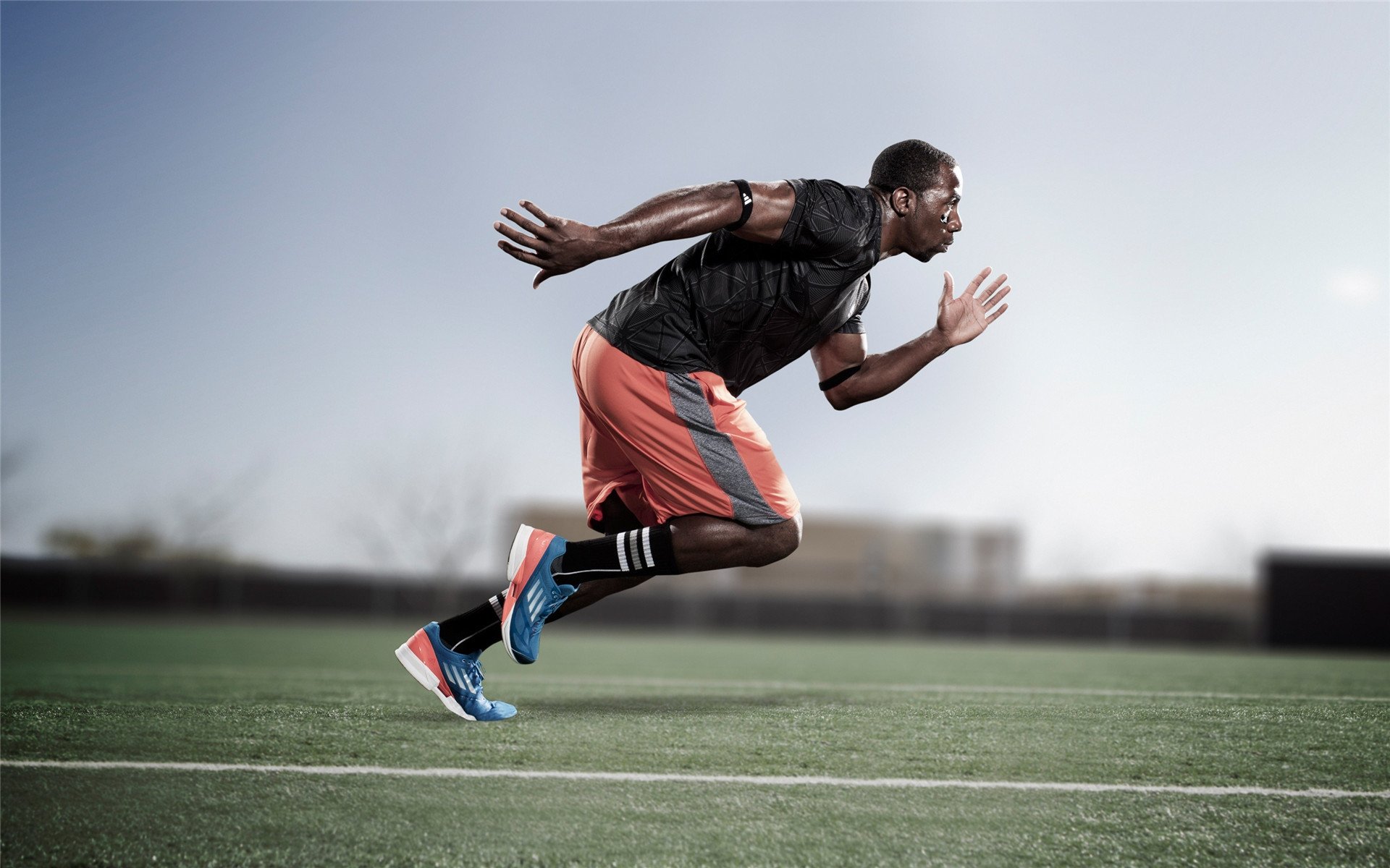 铁壁戈麦斯与窒息雷恩，当个人锁死与体系压制共振于绿茵场